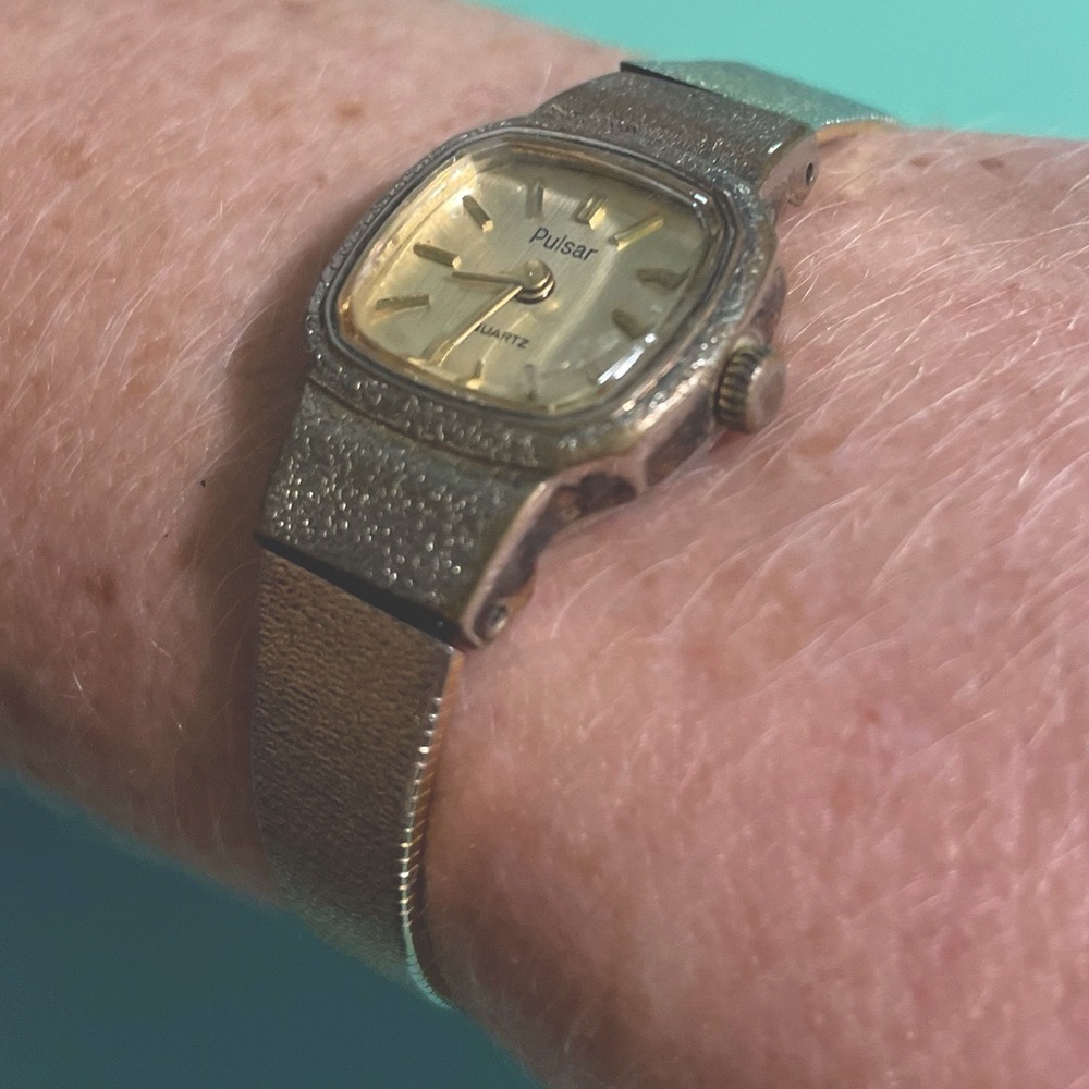 Pulsar Quartz vintage 80s ladies’ fine gold-plate stainless steel analog watch